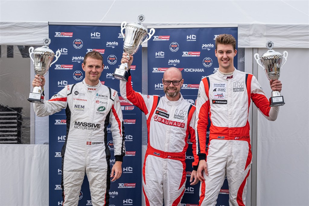 Nicolai Sylvest med sin pokal for tredjepladsen - flankeret af Kasper H Jensen og Jan Magnussen.
(Foto: TCR Denmark)